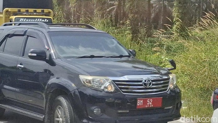 Mobil dinas BM 52 terobos jalur macet di lintas Pekanbaru-Siak, Riau. (Raja Adil Siregar/detikSumut)