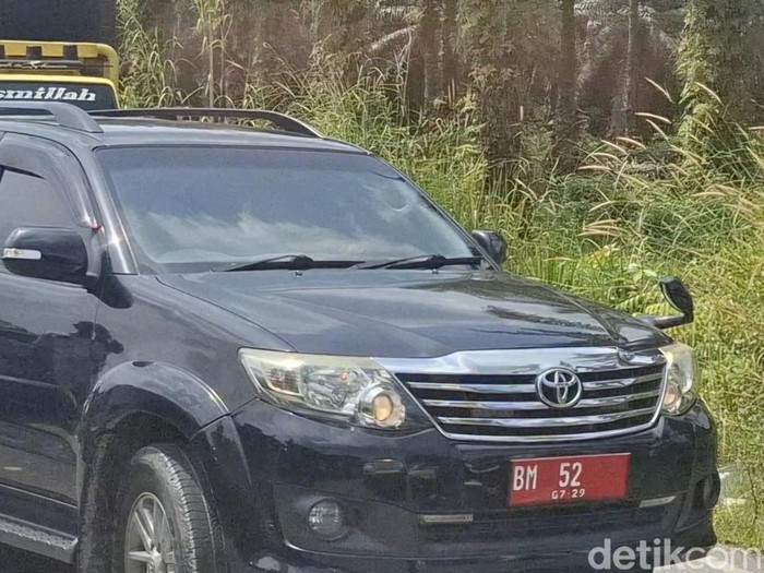Mobil dinas BM 52 terobos jalur macet di lintas Pekanbaru-Siak, Riau. (Raja Adil Siregar/detikSumut)