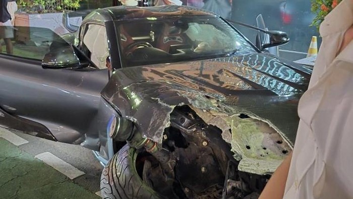 Mobil jenis sedan Toyota Supra menabrak tiang lampu hingga roboh di dekat Bundaran HI. Nahas, tiang lampu itu lalu menimpa pengendara motor yang melintas. (dok Pribadi/D Haikal)