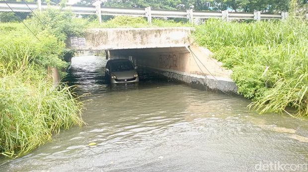 Mobil menerjang banjir di terowongan tol Jalan Karangingas, Semarang, Senin (3/2/2025).
