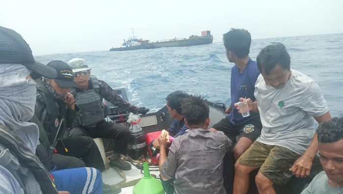 Kapal Tug Boat (TB) Mega 09 tenggelam di perairan utara Pulau Tempurung, Banten, Minggu (2/2/2025). 6 ABK berhasil diselamatkan petugas Bakamla RI.