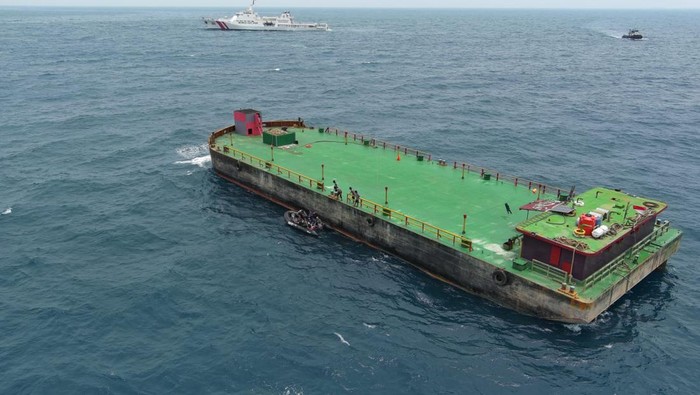 Momen Penyelamatan ABK yang Tenggelam di Perairan Banten Kapal Tug Boat (TB) Mega 09 tenggelam di perairan utara Pulau Tempurung, Banten, Minggu (2/2/2025). 6 ABK berhasil diselamatkan petugas Bakamla RI.