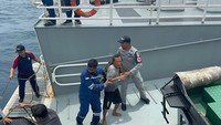 Kapal Negara (KN) Tanjung Datu-301 milik Badan Keamanan Laut Republik Indonesia (Bakamla RI) berhasil menyelamatkan enam orang awak kapal Tug Boat (TB) Mega 09 yang tenggelam, dan berhasil mengevakuasi tongkang Penata Besar yang hanyut di perairan utara Pulau Tempurung, Banten, Minggu (2/2/2025). 