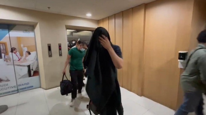 Momen polisi menggerebek pesta seks sesama jenis laki-laki atau gay di sebuah kamar hotel di kawasan Rasuna Said, Kuningan, Jakarta Selatan. (dok istimewa).