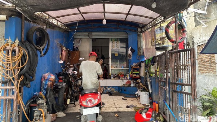 Motor mogok saat melintas di jalan pantura Semarang-Demak.