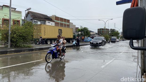 Motor mogok saat melintas di jalan pantura Semarang-Demak.