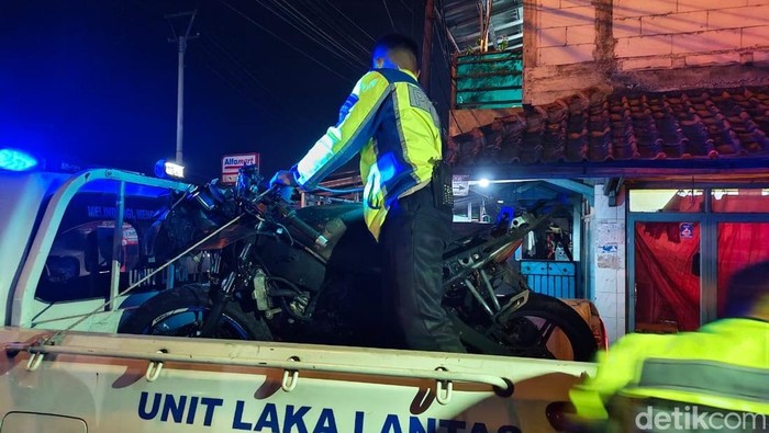 Motor terbakar akibat adu banteng di Sukabumi