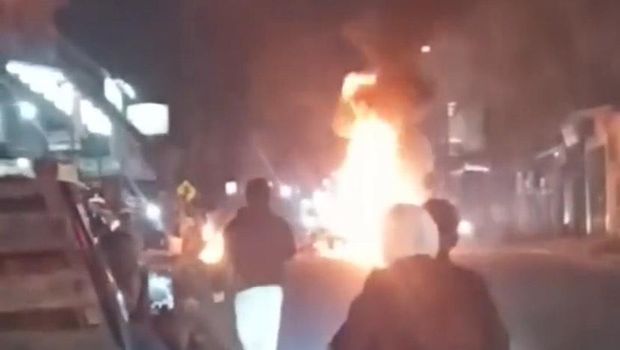 Motor terbakar akibat adu banteng di Sukabumi