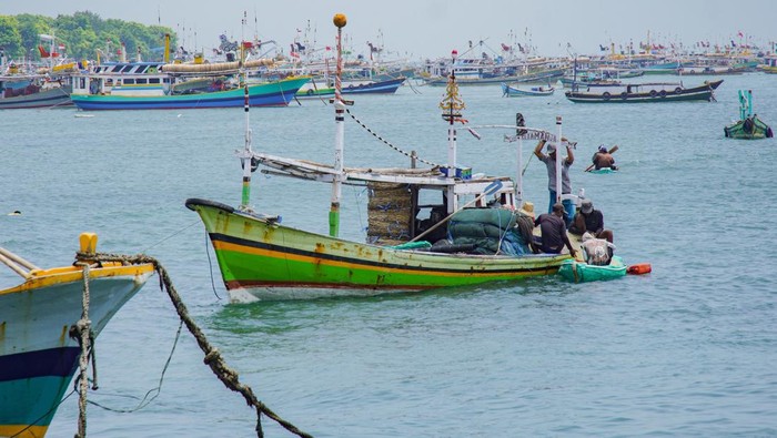 Nelayan memperbaiki jala ikan saat tak melaut di pesisir selata Pulau Gili Ketapang, Kabupaten Probolinggo, Jawa Timur, Senin (3/2/2025). Sejumlah nelayan di kawasan tersebut memilih tidak melaut sejak 15 hari terakhir dikarenakan cuaca buruk, gelombang tinggi dan angin kencang di perairan Laut Jawa. ANTARA FOTO/Irfan Sumanjaya/Spt.