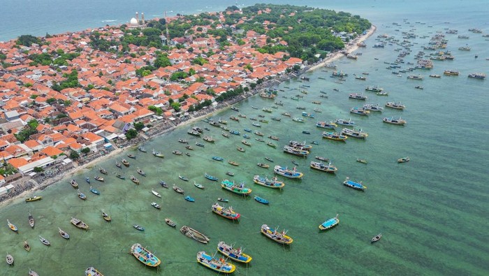 Nelayan Pulau Gili Ketapang Sudah 15 Hari Tak Melaut Nelayan memperbaiki jala ikan saat tak melaut di pesisir selata Pulau Gili Ketapang, Kabupaten Probolinggo, Jawa Timur, Senin (3/2/2025). Sejumlah nelayan di kawasan tersebut memilih tidak melaut sejak 15 hari terakhir dikarenakan cuaca buruk, gelombang tinggi dan angin kencang di perairan Laut Jawa. ANTARA FOTO/Irfan Sumanjaya/Spt.