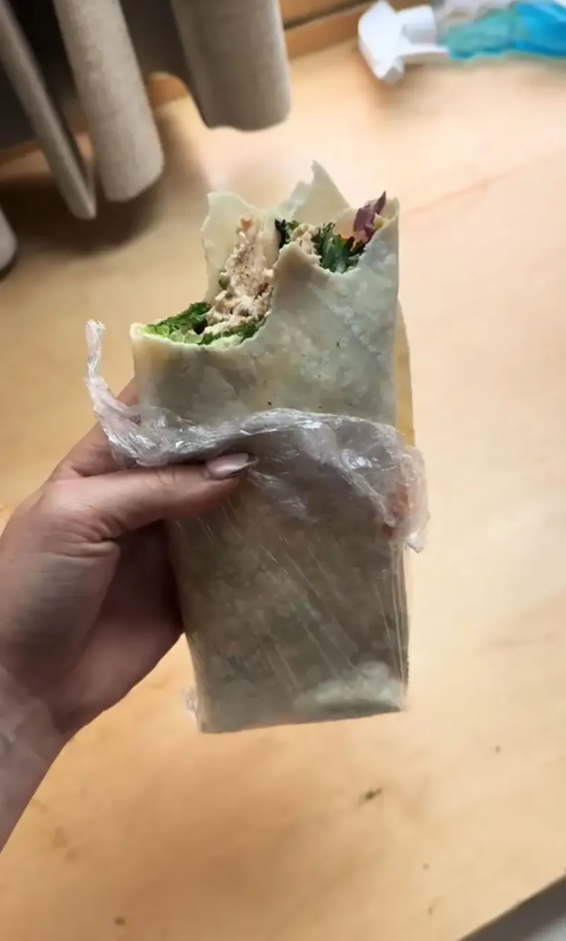 Ngeri! Beli Kebab Dapat Bonus Pisau Tajam di Dalam Isiannya