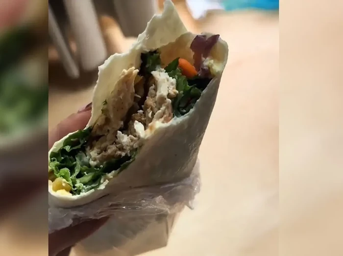 Ngeri! Beli Kebab Dapat Bonus Pisau Tajam di Dalam Isiannya