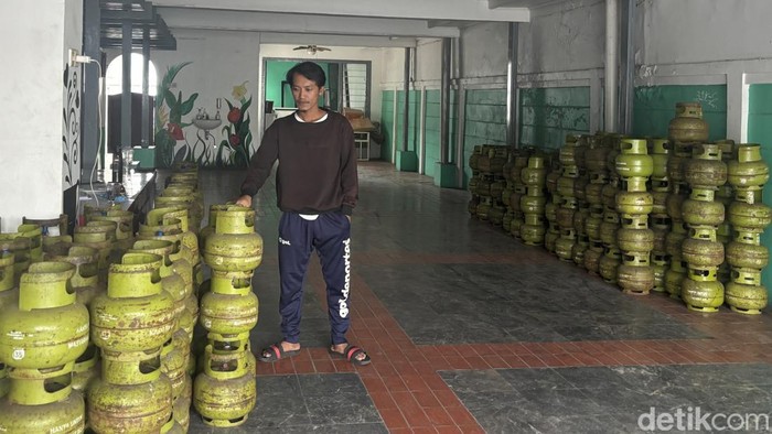 Pangkalan elpiji 3 kg di Jalan Ambengan Surabaya.