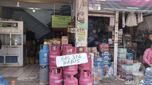 Salah satu pangkalan gas di Jala Gunung Merapi, Denpasar diserbu warga sejak pagi, Senin (3/2/2025).(Fabiola Dianira)