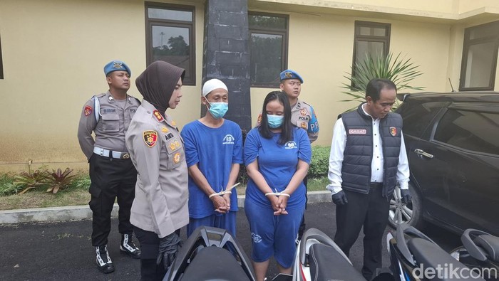 Pasutri pelaku penipuan dan penggelapan saat rilis kasus di Polres Magelang Kota, Senin (3/2/2025).