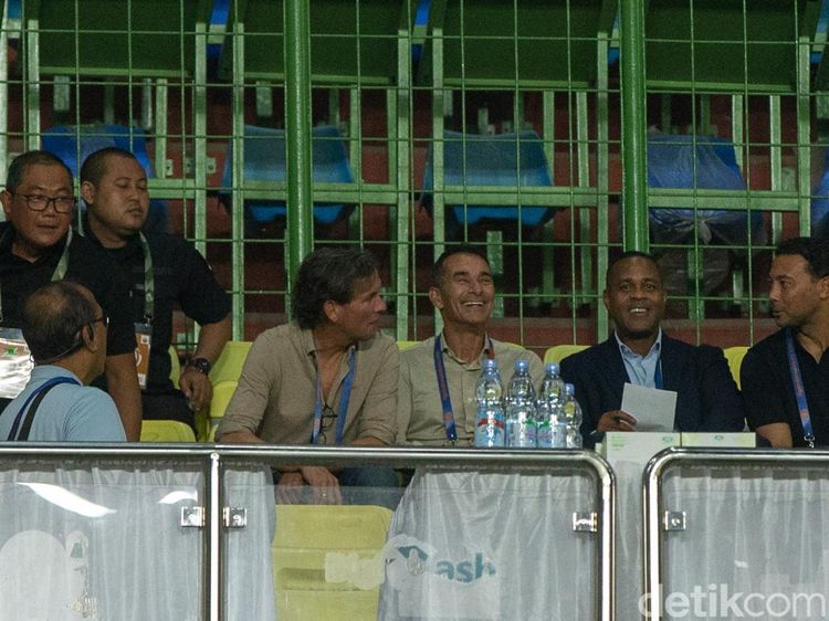 Patrick Kluivert Nonton Persija Vs PSBS Biak