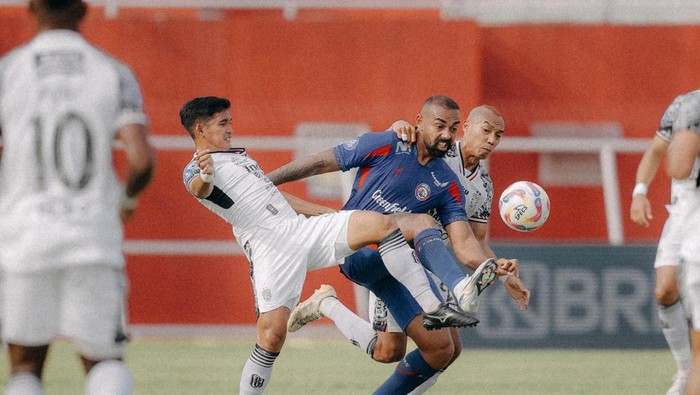 Pemain Bali United, Kadek Agung Widnyana dan Novri Setiawan menempel ketat striker asing Arema FC, Dalberto Luan Belo (jersey biru) dalam laga pekan ke-21 Liga 1 2024/2025 di Stadion Soepriadi, Senin (3/2/2025).