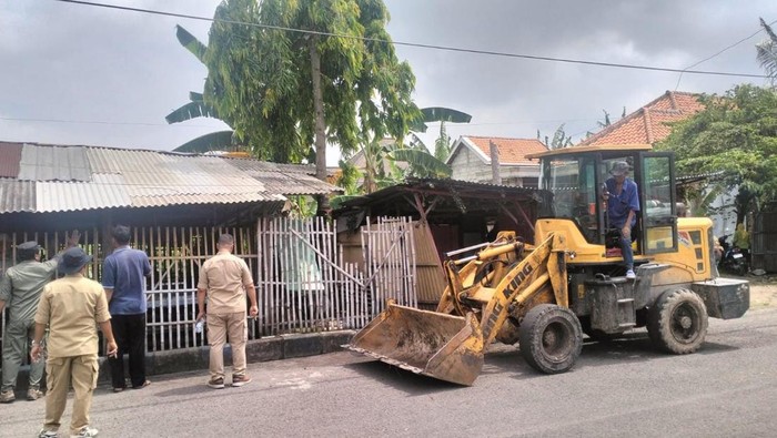 Pembongkaran warung reman-remang di Bangkalan