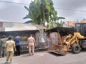 Diduga Jadi Sarang PSK-Narkoba, Puluhan Warung di SGB Bangkalan Dibongkar