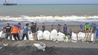 Gelombang tinggi dan pasang yang terjadi sejak dua hari lalu tersebut mengakibatkan jalan rusak serta sejumlah rumah warga roboh akibat abrasi pantai.  