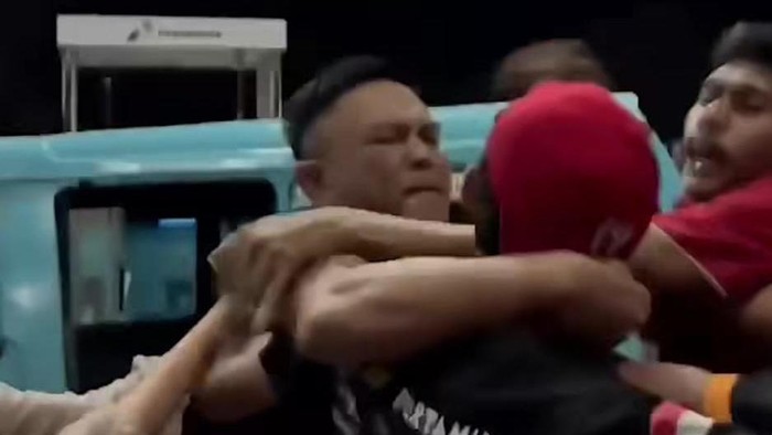 Pemobil mengamuk hingga menyerang operator SPBU di Makassar.