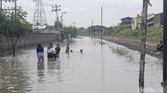 Penampakan banjir di Jalan Muktiharjo, Semarang. Nampak tak ada kendaraan melintas, Senin (3/2/2025).