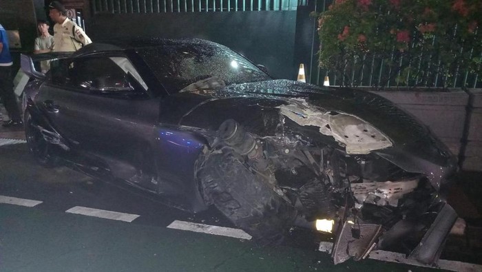 Penampakan mobil Supra hancur usai tabrak tiang lampu di dekat HI, Jalan Thamrin, Senin (3/2/2025) dini hari.