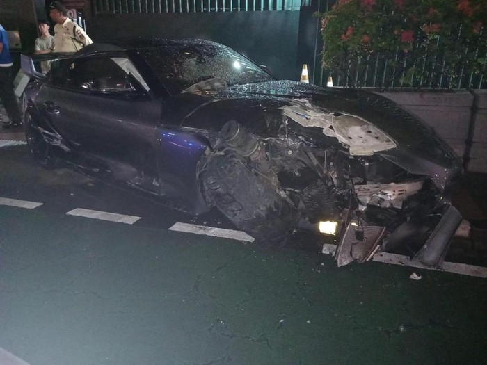 Penampakan mobil Supra hancur usai tabrak tiang lampu di dekat HI, Jalan Thamrin, Senin (3/2/2025) dini hari.