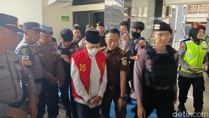 Pengasuh ponpes cabul di Magelang, Ahmad Labib, dijatuhi vonis 15 tahun bui, Senin (3/2/2025).