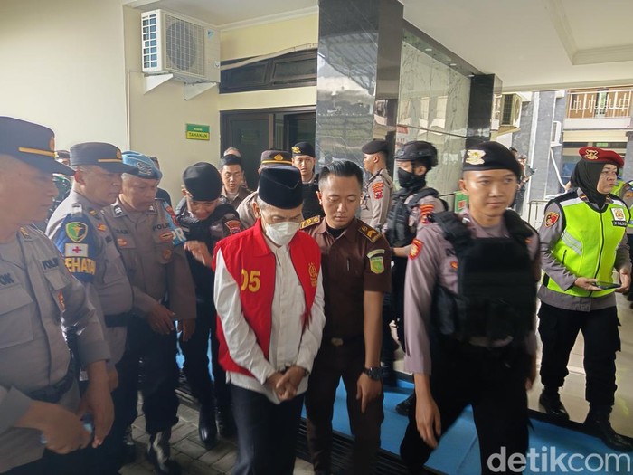Pengasuh ponpes cabul di Magelang, Ahmad Labib, dijatuhi vonis 15 tahun bui, Senin (3/2/2025).