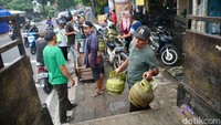 Aturan ini dikeluhkan sejumlah pemilik toko kelontong yang juga berjualan LPG 3 kg yang belum tahu sama sekali terkait kabar para pengecer harus beralih menjadi pangkalan untuk bisa menjual gas melon. 