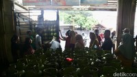 Menurutnya langkah ini untuk menata kembali penjualan LPG sesuai dengan harga yang telah ditetapkan. Para pengecer yang beralih menjadi pangkalan akan mendapat nomor induk usaha. 