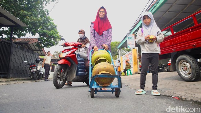 1 Februari 2025, pembelian LPG 3 kg hanya bisa dilakukan di pangkalan. Antrean pembeli LPG 3 kg terlihat di salah satu agen di Jakarta, Senin (3/2/2025).
