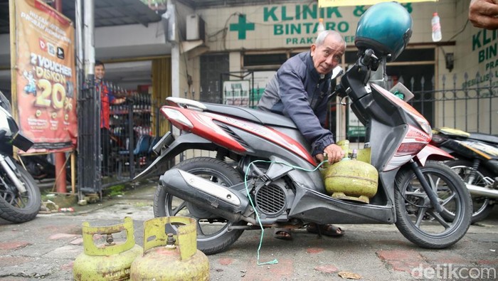 Pengecer Tak Lagi Jual LPG 3 Kg, Warga Antre di Agen 1 Februari 2025, pembelian LPG 3 kg hanya bisa dilakukan di pangkalan. Antrean pembeli LPG 3 kg terlihat di salah satu agen di Jakarta, Senin (3/2/2025).