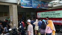 Sejumlah warga antre untuk membeli LPG 3 kilogram di kawasan Jakarta, Senin (3/2/2025). 