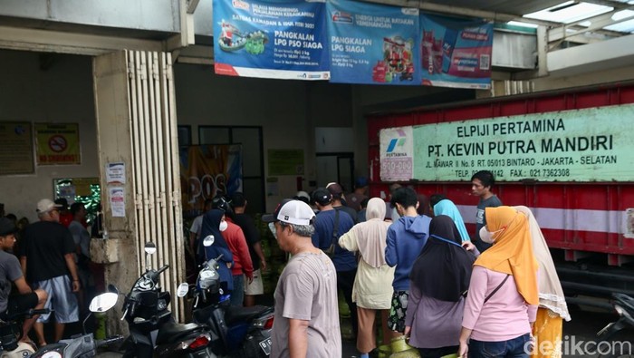 1 Februari 2025, pembelian LPG 3 kg hanya bisa dilakukan di pangkalan. Antrean pembeli LPG 3 kg terlihat di salah satu agen di Jakarta, Senin (3/2/2025).