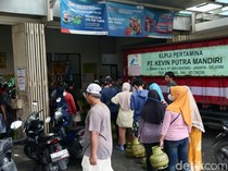 Pengecer Tak Lagi Jual LPG 3 Kg, Warga Antre di Agen