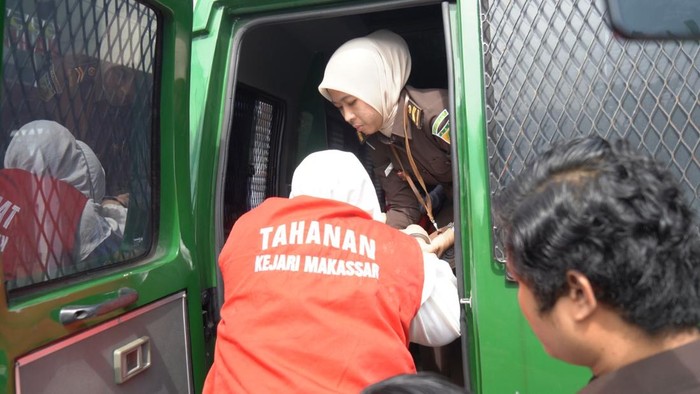 Penyerahan tersangka kasus skincare bermerkuri di Kejari Makassar.