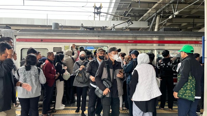 Peron di Stasiun Manggarai