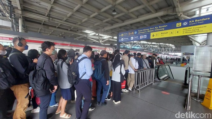Perubahan jadwal KRL Jabodetabek sudah diterapkan sejak 1 Februari. Begini suasana di Stasiun Manggarai (Rumondang/detikcom)