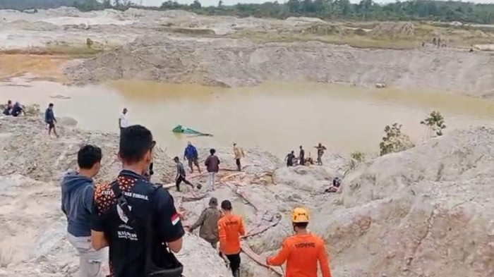Petugas gabungan mencari pemilik tambang yang tertimbun tanah longsor