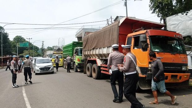 Polisi melakukan penindakan terhadap truk ODOL di Subang