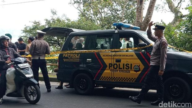 Polisi mengamankan lokasi penemuan mayat pria bertato di jurang Desa Pancasari, Buleleng, Bali, Senin (3/2/2025).