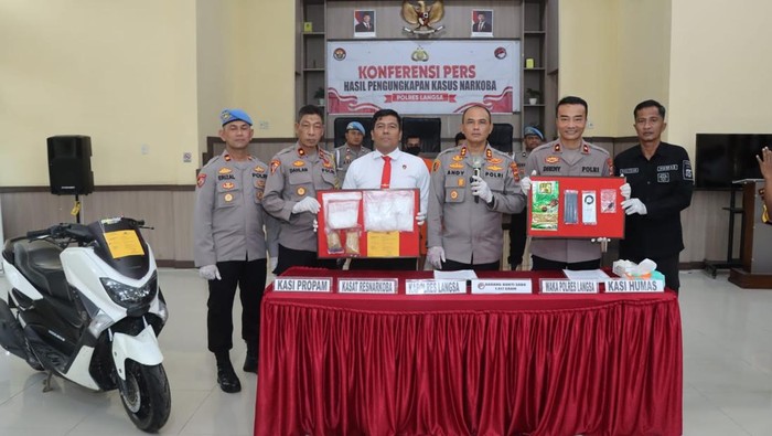 Polisi menujukkan barang bukti kasus 2 kurir sabu seberat 1,4 kilogram di Aceh. (dok. Polres Langsa)
