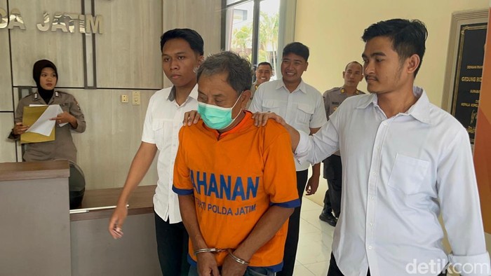 Polisi menunjukkan barang bukti kasus kekerasan seksual dan persetubuhan pemilik panti di Surabaya pada anak asuhnya di Bidhumas Polda Jatim