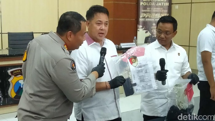 Polisi menunjukkan barang bukti kasus kekerasan seksual dan persetubuhan pemilik panti di Surabaya pada anak asuhnya di Bidhumas Polda Jatim