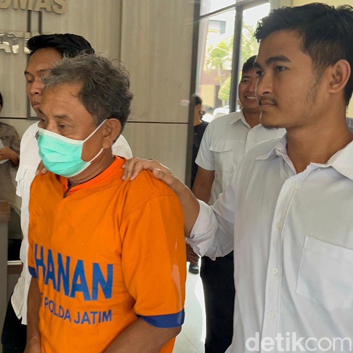 Polisi menunjukkan barang bukti kasus kekerasan seksual dan persetubuhan pemilik panti di Surabaya pada anak asuhnya di Bidhumas Polda Jatim