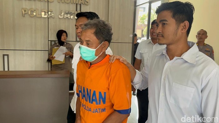Polisi menunjukkan barang bukti kasus kekerasan seksual dan persetubuhan pemilik panti di Surabaya pada anak asuhnya di Bidhumas Polda Jatim