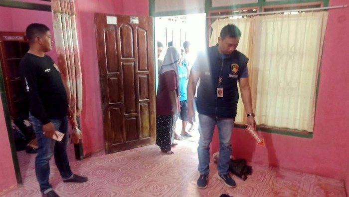 Polisi saat olah TKP rumah petani di Banyuasin yang dirampok.