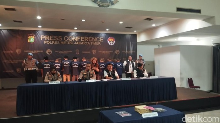 Polres Metro Jakarta Timur menggelar konferensi pers terkait kasus pengeroyokan yang menewaskan Rahmad Vaisandri di Pasar Rebo.